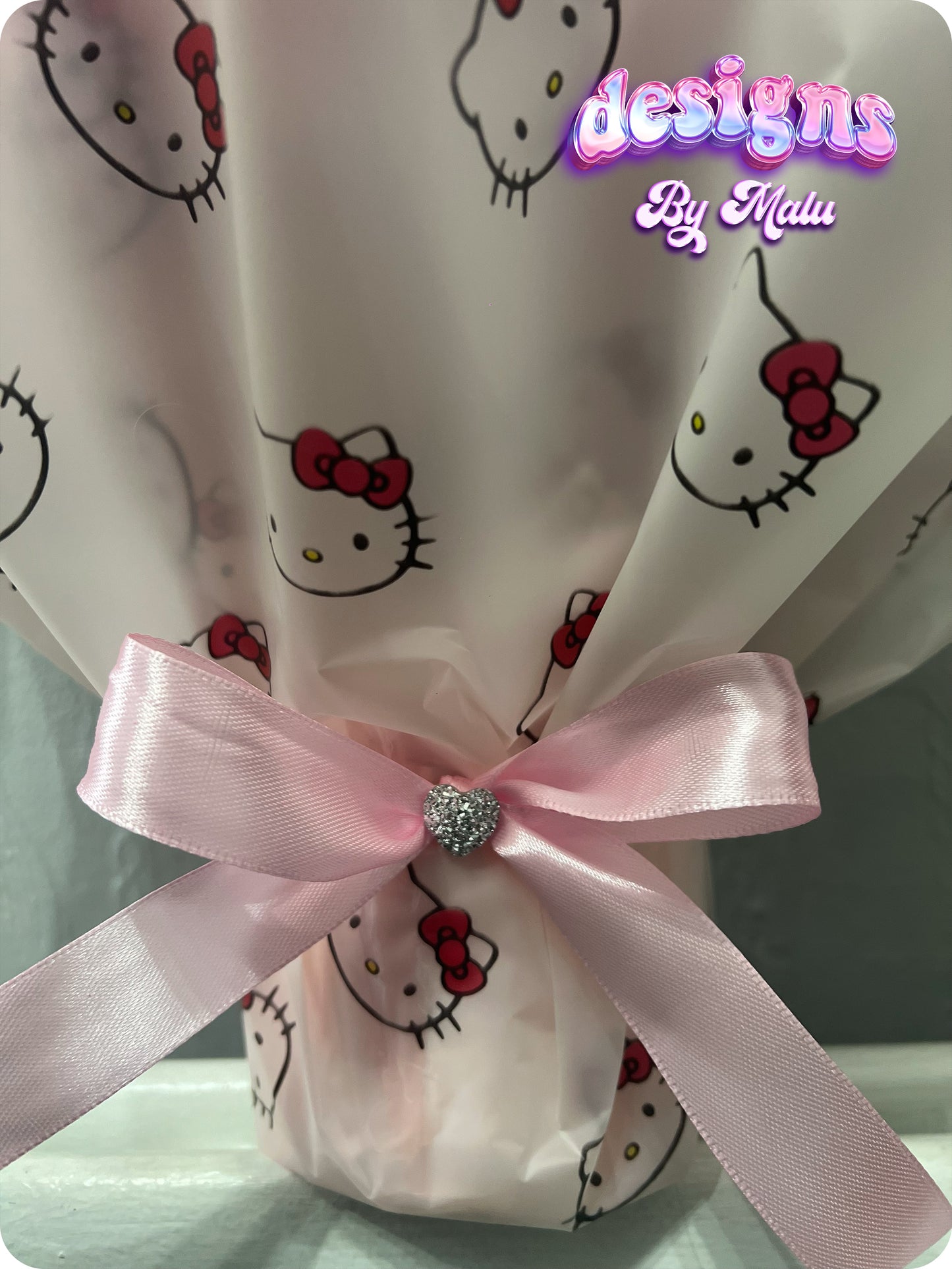 Valentine's Day Hello Kitty Pink Glitter (ARTIFICIAL) Rose Bouquet with Gold Crown and Hello Kitty Wrapping 👑💐